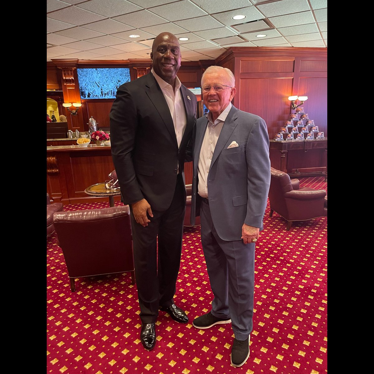 MagicJohnson's tweet image. What a great day! To be an NFL owner of the Washington Commanders, this is one of the greatest days of my life. The way the fans received us, the way the employees are fired up and the amazing Redskins alumni…WOW.  The players are ready to go out and perform on Sunday!