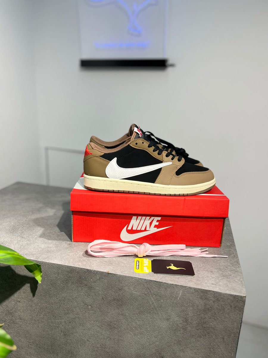 WBeholder's tweet photo. Un diseño único para un artista único, úsalo y rompe las reglas.⚡️

TENIS NIKE AIR JORDAN 1 LOW X TRAVIS SCOTT //SHOP NOW//💥
https://t.co/634ApRn84H https://t.co/5r4VkNw2cn