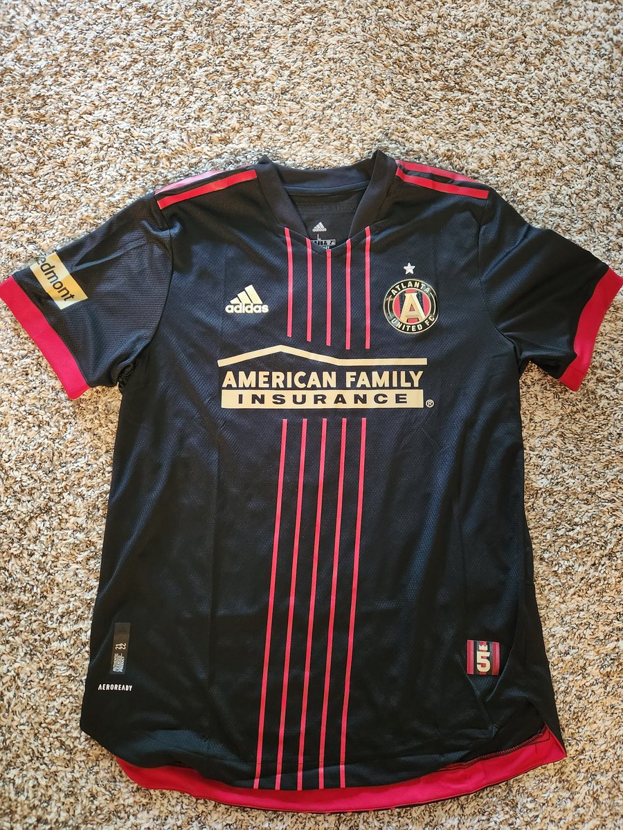 tomteselle's tweet photo. Okay 2de rib kwijt aan een jersy ! Maar goed kan moeilijk terug gaan zonder toch ? #mls @ATLUTD #atlu #voetbalshirt https://t.co/yh2ucms7s2