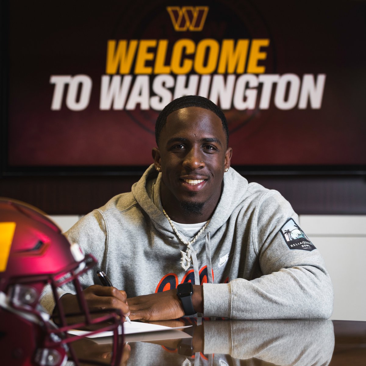 Commanders's tweet image. More things official: @emmanuelforbes7 is under contract and @JartaviusM_  is too ✍️