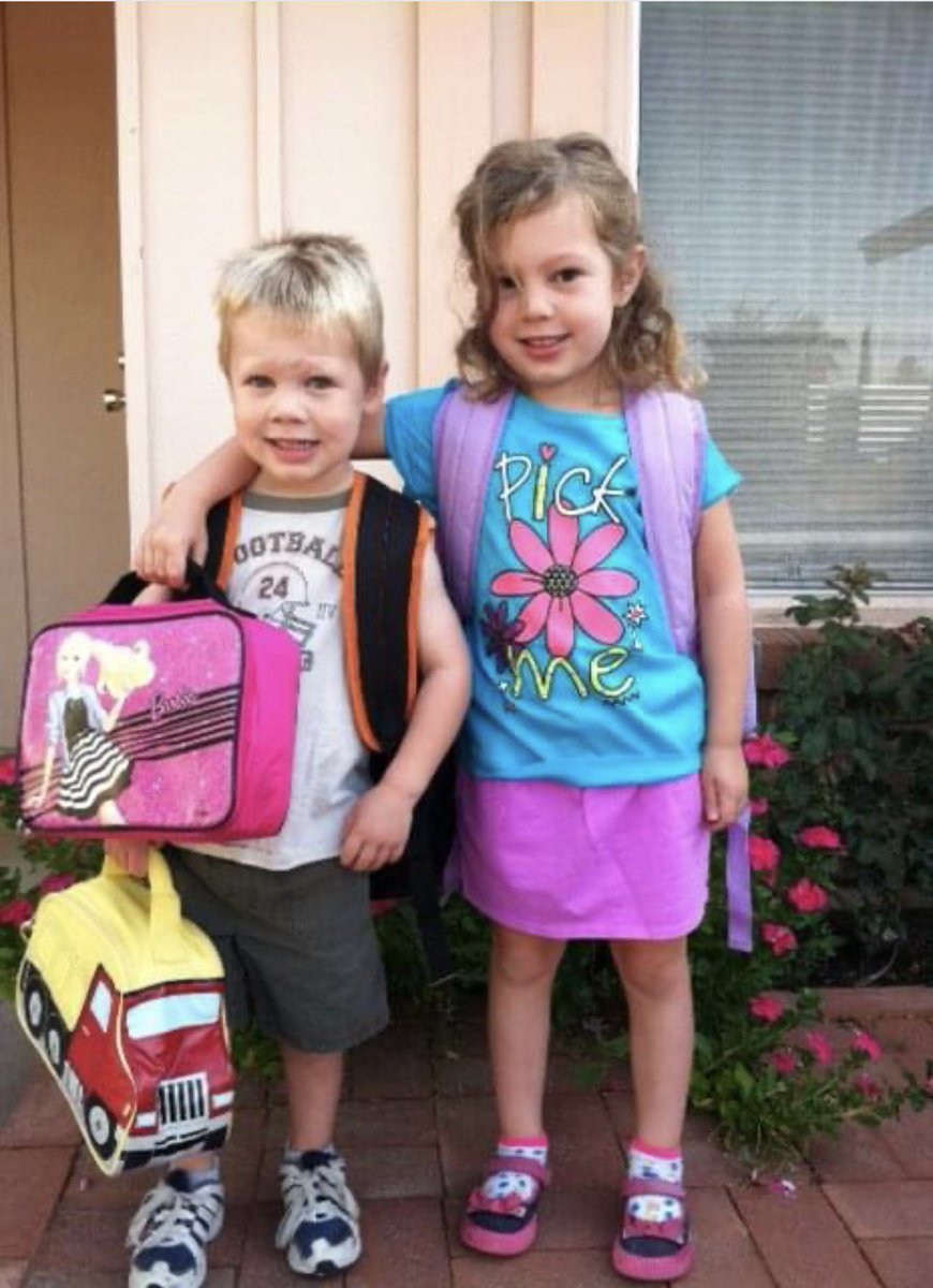 vicariouschels's tweet photo. The first day of school, 12 years apart. Don’t blink https://t.co/Qyw6bYL69M