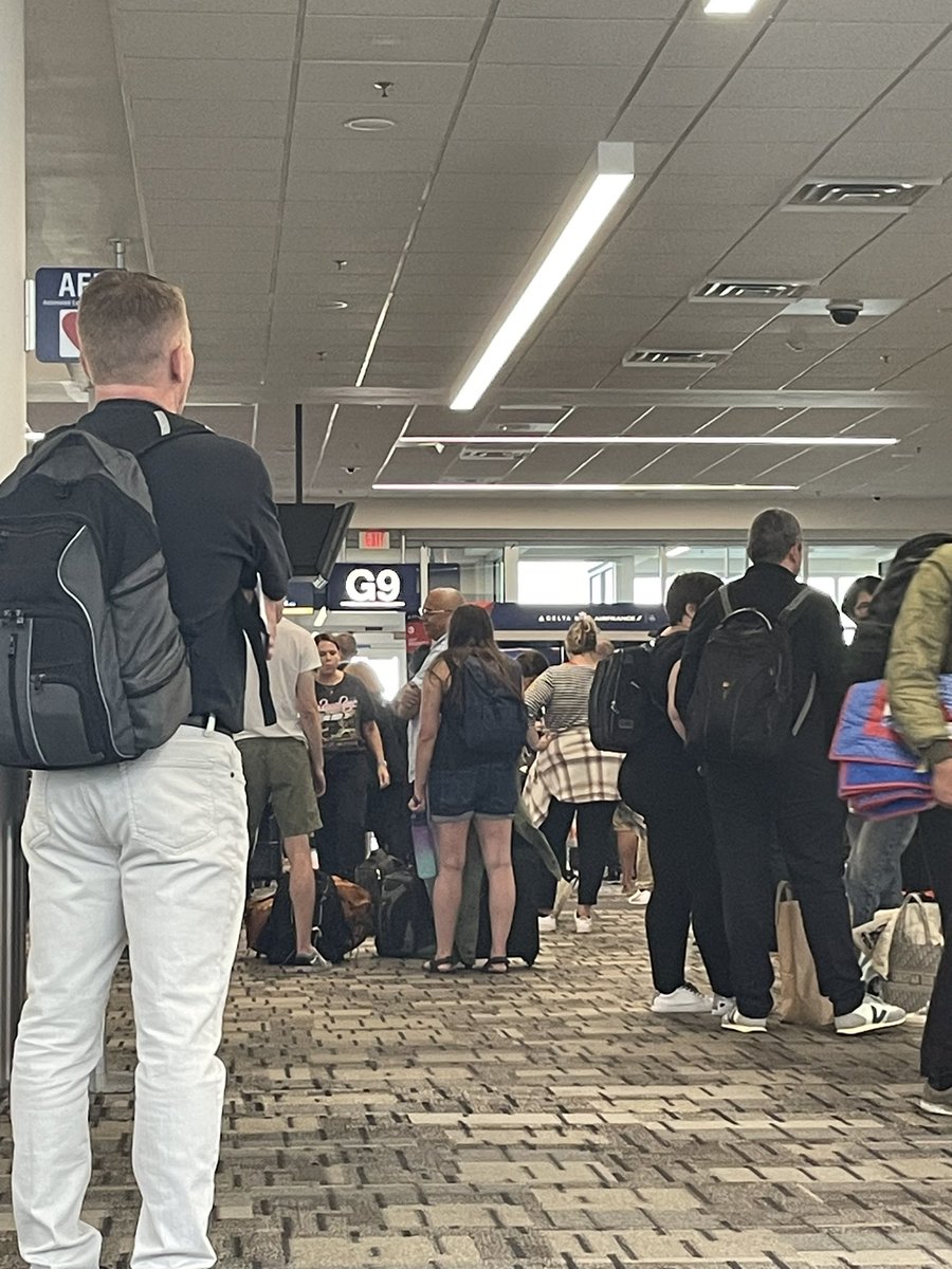 ocav's tweet photo. According to @Delta our international flight is leaving in 17 minutes but we haven’t even started boarding. https://t.co/cM6kMvWzmK