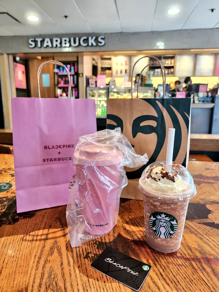 rosesrosie555's tweet photo. Rosé's pick💟

#BLACKPINKxSTARBUCKS
#ROSÉ #로제 https://t.co/zm9OCFxATw