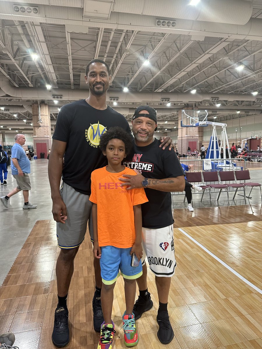 coachsearight's tweet photo. It’s great running into @btrthnwilthilt @warriors @AD_Goldberg @PeekskillDevils a 1st round 12th pick of the 2006 NBA Draft watching his daughter play @hgsl_girls Live Event in AC 🏀🏀. #Fam4Life #RedDevils4Life https://t.co/vQ0vmj6zbh