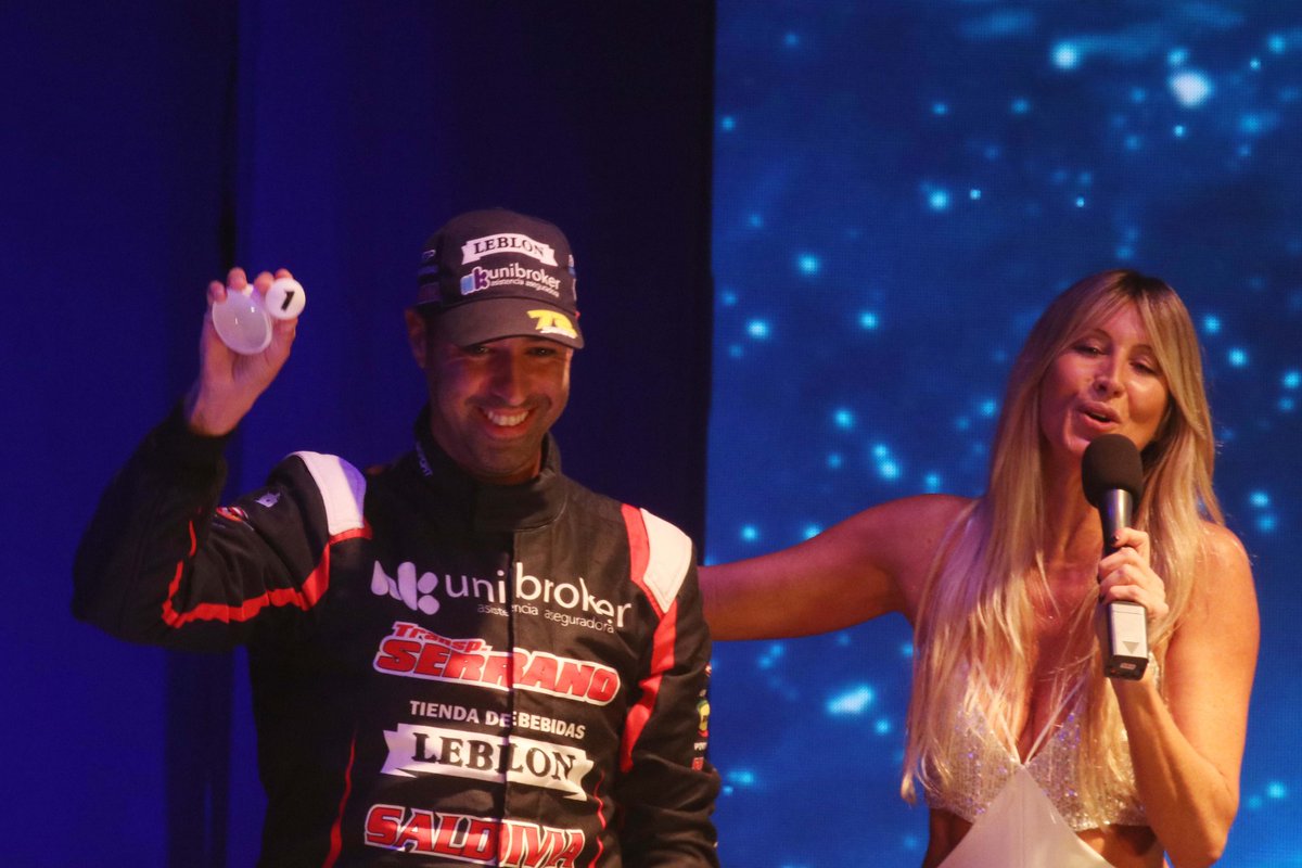🎖1️⃣¡El 1! <a href="/serruchoserrano/">Martin Serrano</a>  sacó la bolilla que lo hará largar desde la punta en el Desafío de las Estrellas de #TurismoCarretera en San Juan Villicum.

❓ ¿Cómo lo ves para la carrera?

#TC #TCenSanJuan 

📸 <a href="/BernaBosco/">Berna Bosco</a>