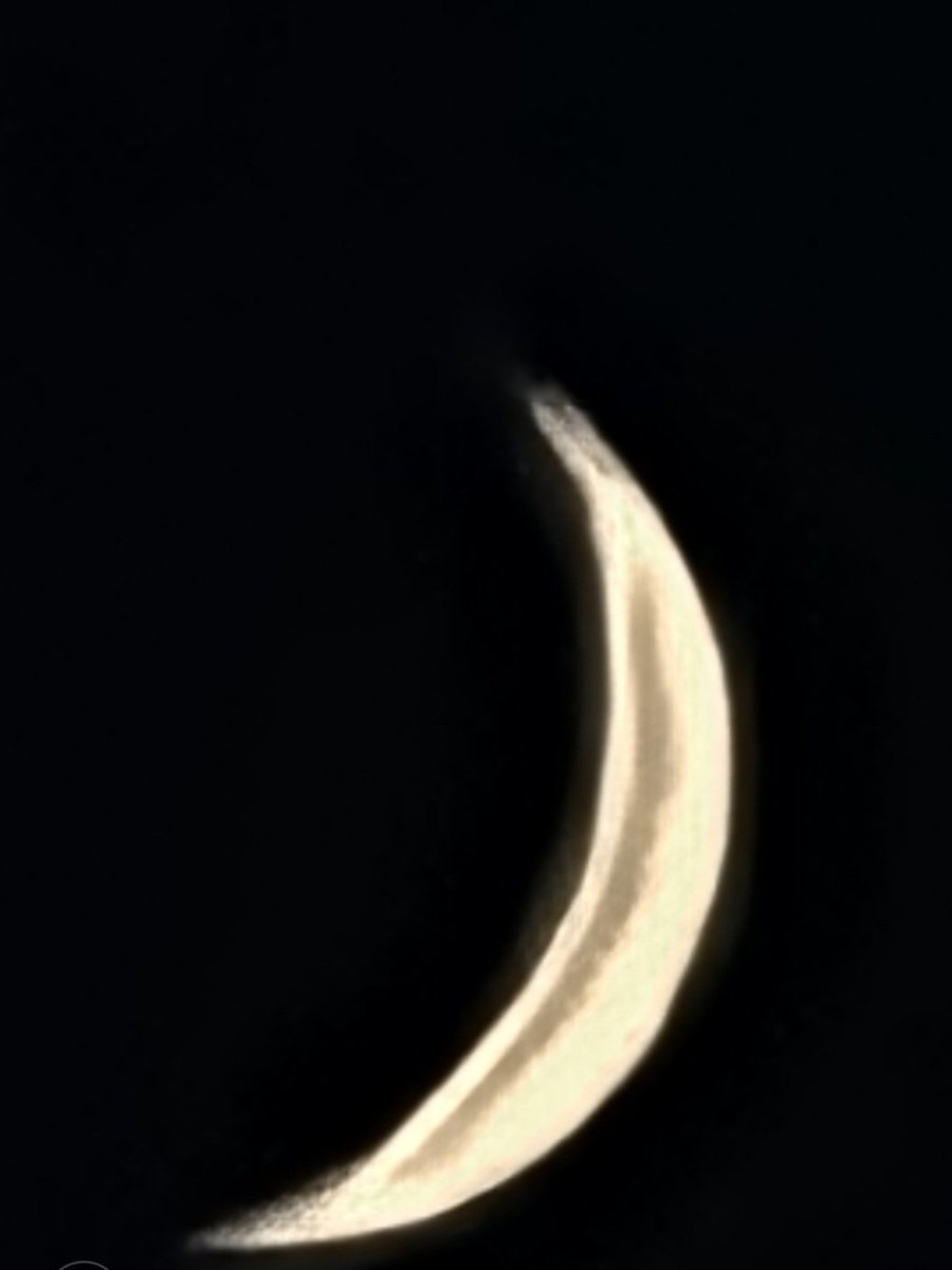 johnjackraymond's tweet photo. @EddieSheerr moon looks like a banana tonight https://t.co/CvBP8uNlRO
