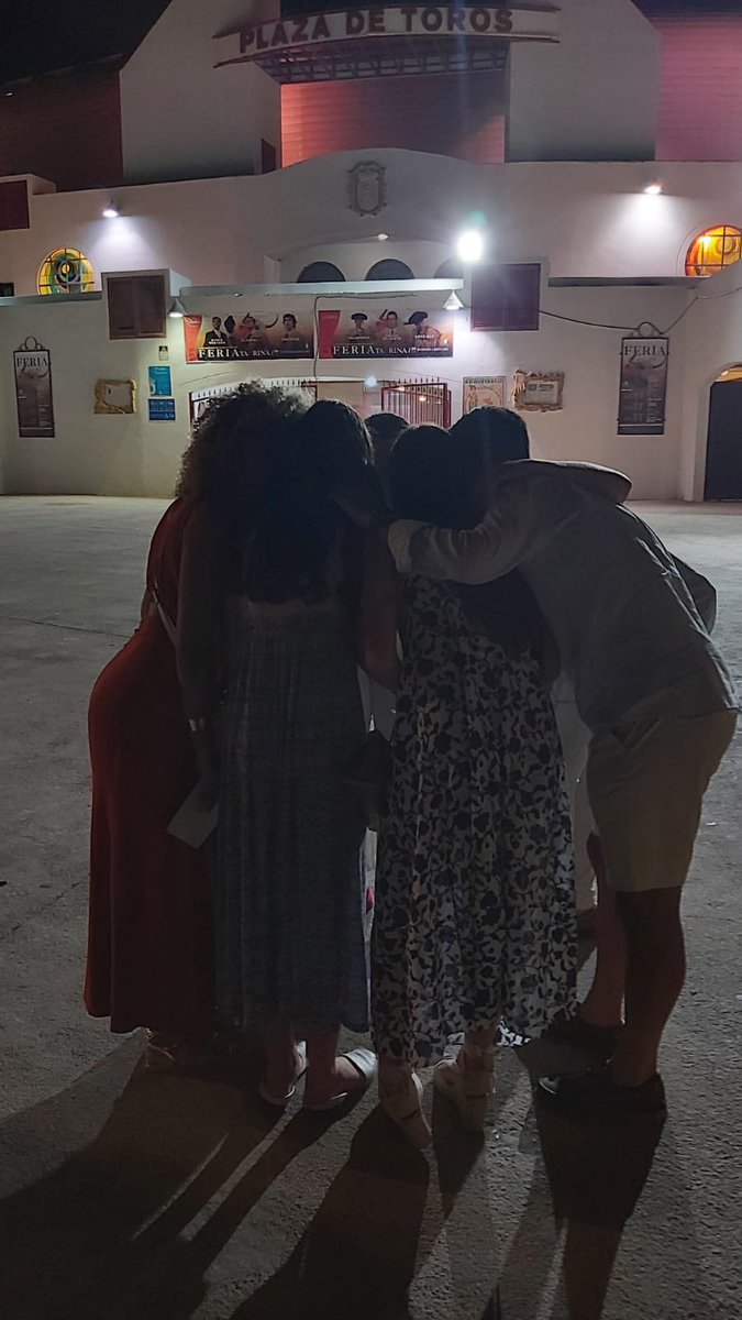 “Que no salga de aquí”
Mis amigos y yo 5 segundos más tarde:
Literalmente mis amigos y yo