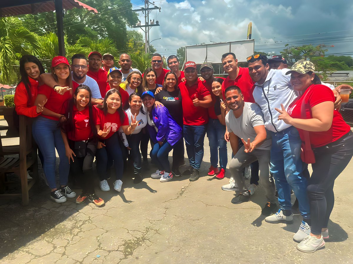El apoyo a nuestro Presidente @NicolasMaduro es indiscutible. #Hoy Ocumare del Tuy mostró su fuerza bolivariana y chavista y en una sola voz dijo: Vamos Nico!