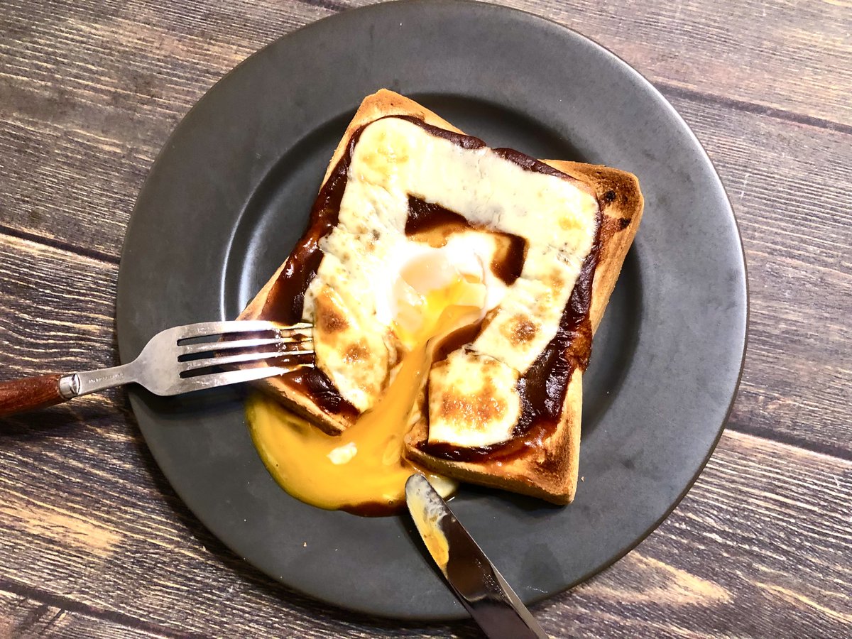 rieXdolphin's tweet photo. ダイエット中でも、デミグラスソース＆チーズ＆卵を乗せたトーストはいかが？ 1枚なんと脂質13.9g！食パン6枚切1枚の白い部分を指で押してくぼみを作り、卵、ハインツ「ちょっとだけデミグラスソース」、チーズ15gを乗せ、こんがりと焼く。濃厚デミソースにコクうま卵とチーズ、ほっぺた落ちる〜 https://t.co/0gduJGSnqO