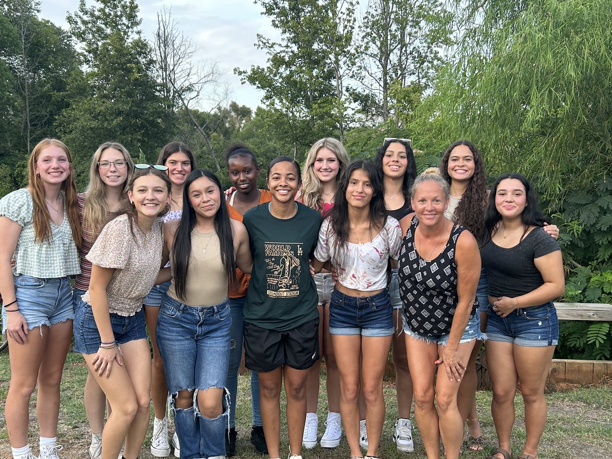 wknight2003's tweet photo. Blessed to have coached these young ladies, and even more blessed to have gotten the opportunity to eat dinner with them tonight!   Thanks to the parents for setting this up!!!  Can’t wait to see where the futures lead them! https://t.co/ATx4J2adTF
