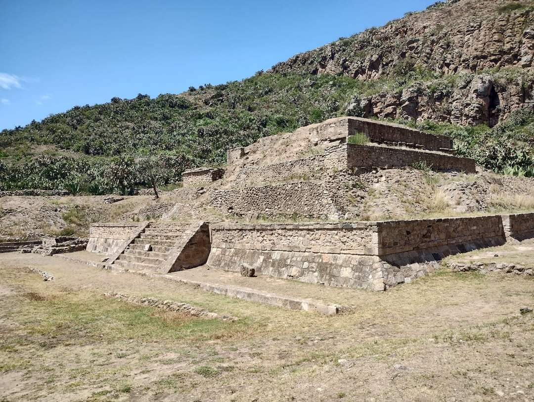 NacionTolteca's tweet photo. Estos dos sitios sagrados en los que vivió #Topiltzin, se encuentran en riesgo, urge que se abran al público los 2 museos de Tula y que el INAH resguarde las pinturas rupestres y templos de Huapalcalco.
#SoyTolteca #NacionTolteca #Hidalgo #Tulancingo #México #Tula #Quetzalcóatl https://t.co/idVfzc1NIY