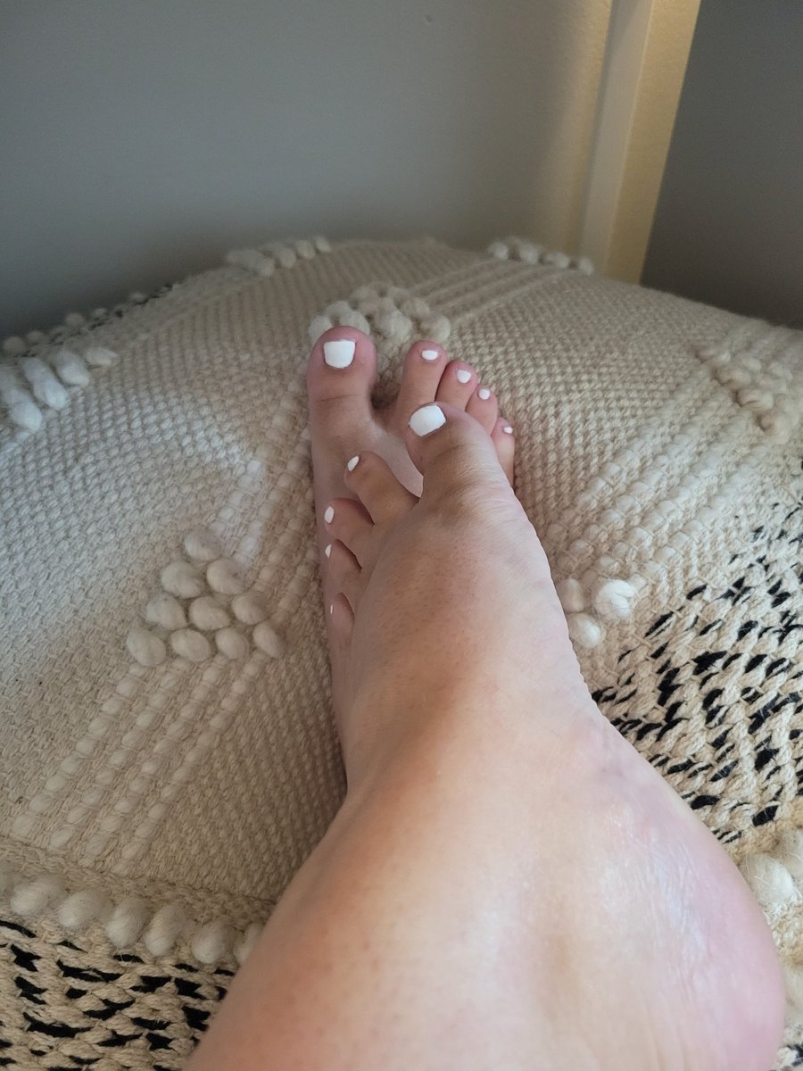ladywhit3's tweet photo. New color!!! 💅🤍
#freshpedi https://t.co/i0qLGpnfei