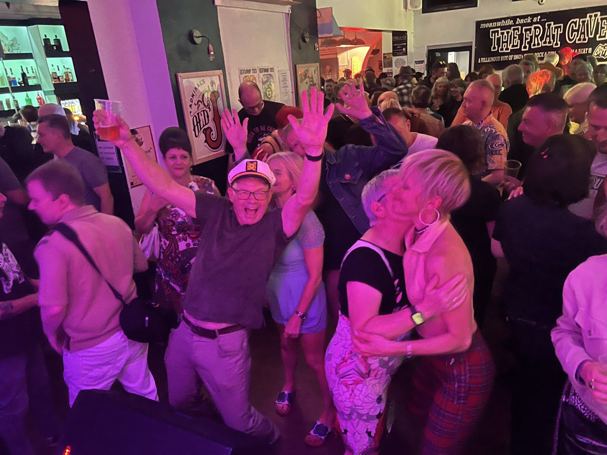 TheFallenLeaves's tweet image. Best show ever! Huge thanks to Ian, Justin &amp;amp; everyone at Beatwave 2023 &amp;amp; @ThePigHastings &amp;amp; the lovely lovely audience. Superb sets from The Keller-Tones, The Beatwave &amp;amp; a special thank you to the fantastic Polly for our intro! What a marvellous evening #beatwave2023 #beatwave