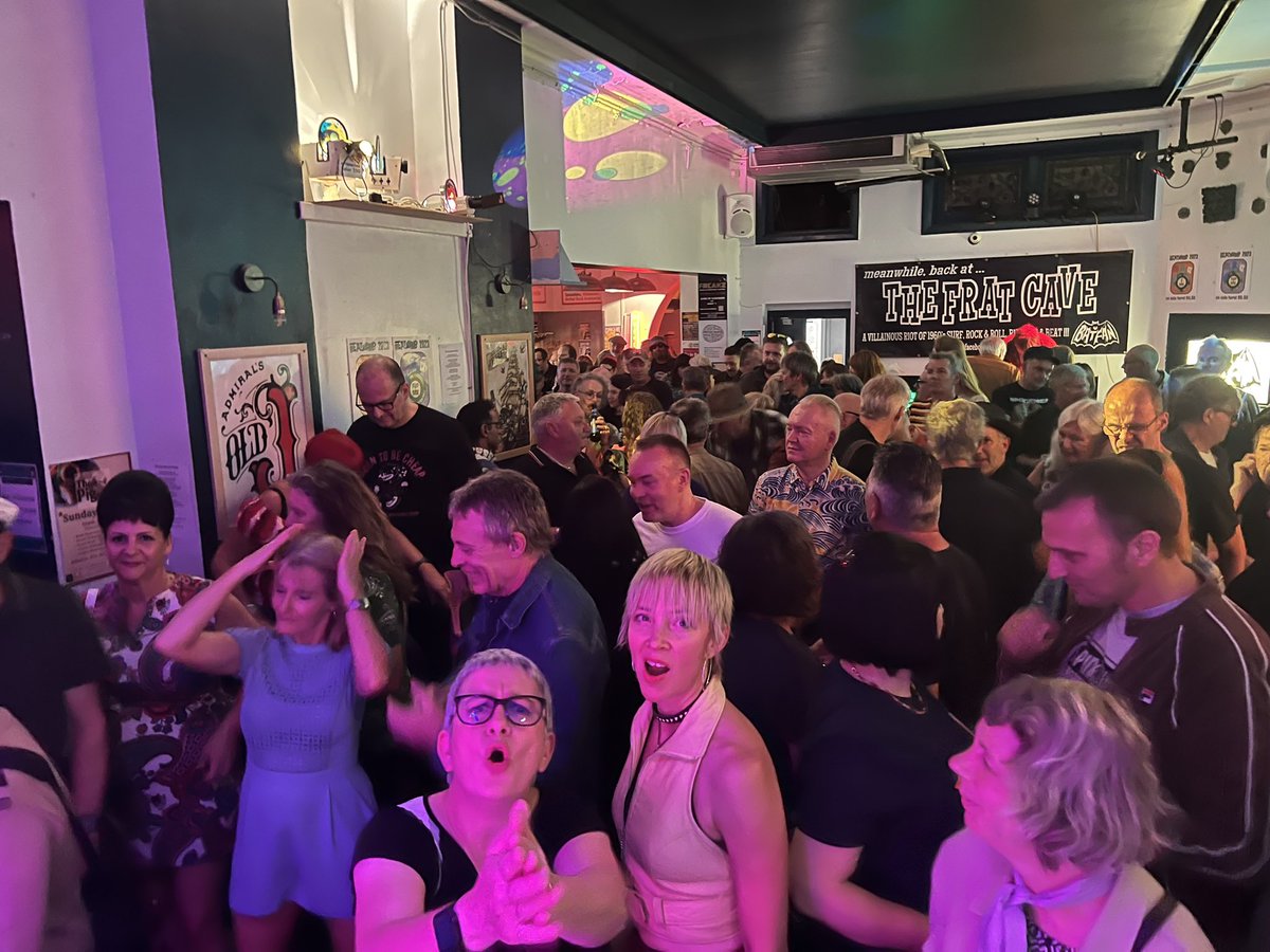 TheFallenLeaves's tweet image. Best show ever! Huge thanks to Ian, Justin &amp;amp; everyone at Beatwave 2023 &amp;amp; @ThePigHastings &amp;amp; the lovely lovely audience. Superb sets from The Keller-Tones, The Beatwave &amp;amp; a special thank you to the fantastic Polly for our intro! What a marvellous evening #beatwave2023 #beatwave