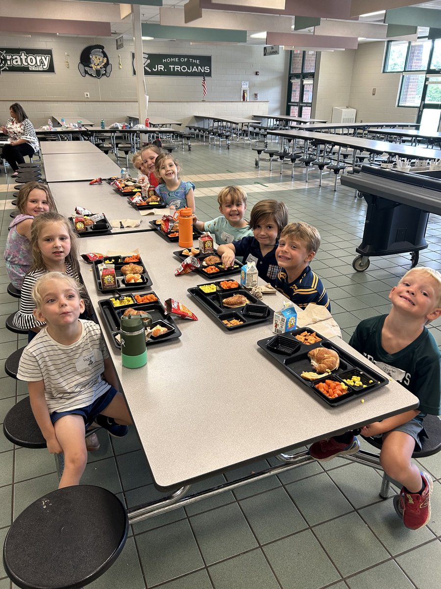 MVESGainesville's tweet image. What a fantastic finish! Day 4 of #KCamp 💚👏🌟🧭 #WelcometoKindergarten #FutureExplorers #TheTrojanWay @Hall_Schools #backtoschool #ThankYouFamiliesandStaff @juleseavenson @hailey_grier_k