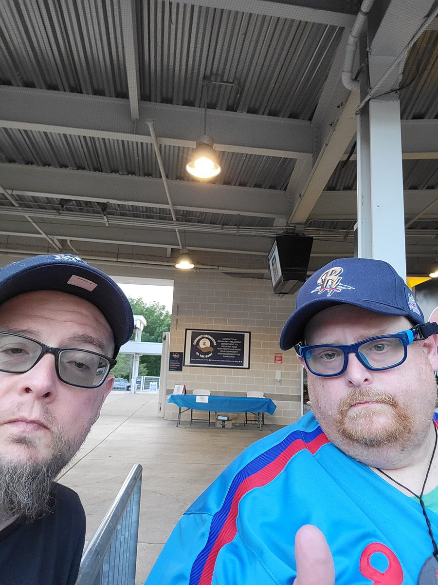 mrbizkit_99's tweet photo. When you run into the goat @NjTank99 at @swbrailriders game https://t.co/DbHAkffXjz