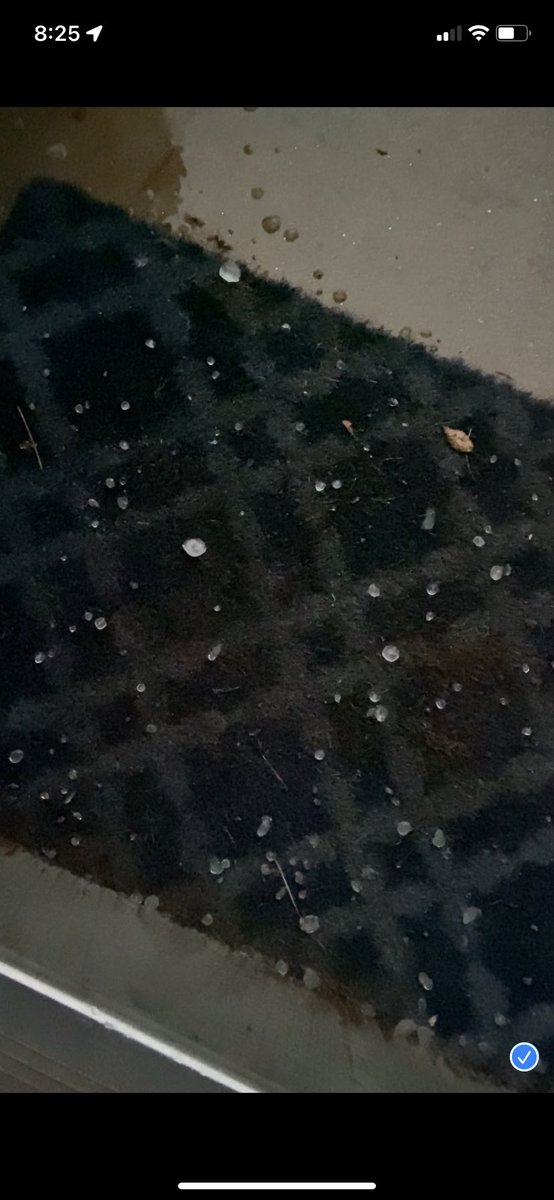 imnotpolly's tweet photo. @DHTheWeatherNut Most definitely hailing 😊 https://t.co/5y1z6asTxf