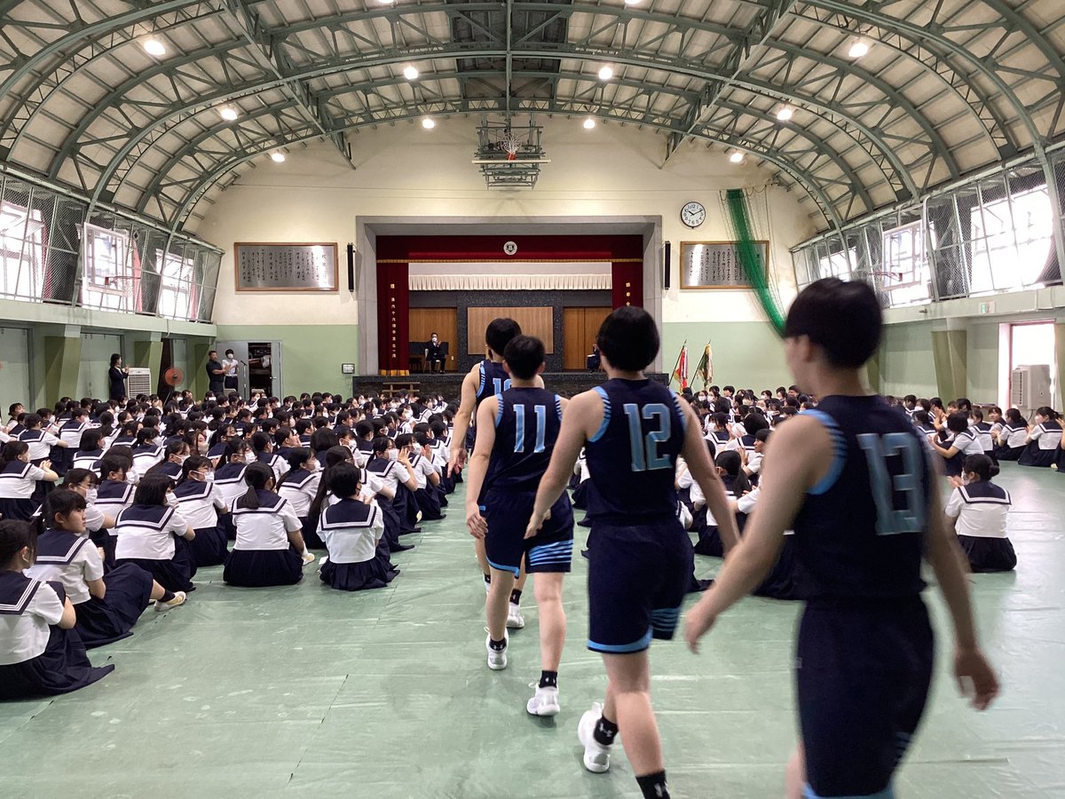 seika_pr's tweet photo. 「バスケットボール部🏀　インターハイ出場　壮行会」
全校生徒、職員みんなで応援しています！！
精華旋風を巻き起こしてきてください！！！
応援しています📣
＃精華　＃精華女子　＃バスケ　＃バスケットボール　＃インターハイ https://t.co/GhjaAN1dsw