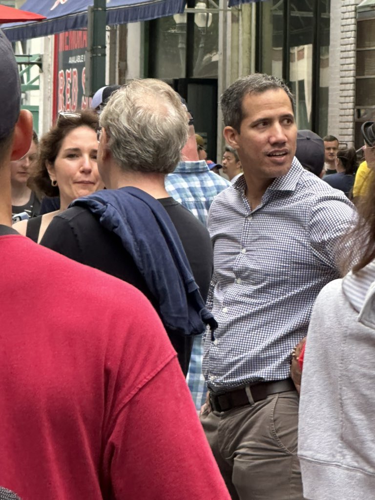 🟠 Juan Guaidó fue visto entrando al estadio Fenway Park de Boston para ver el partido entre los Mets y Boston.

🇺🇲⚾

📌 Según: <a href="/LaDivinaDiva/">La Divina Diva 🇻🇪🇵🇸 🏳️‍🌈🏳️‍⚧️✊🏿🐕🐈🏙️⛸️👠</a>
