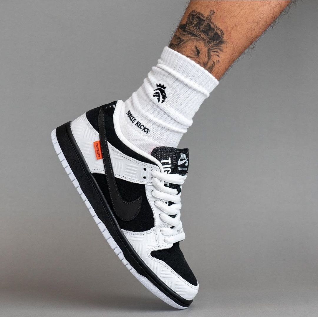SneakerVisionz's tweet photo. On Foot Look Of The TIGHTBOOTH x Nike SB Dunk Low  🤍🖤 https://t.co/PEW9LlBnYK