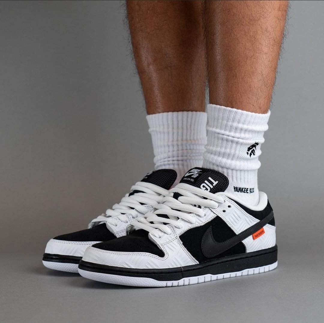 SneakerVisionz's tweet photo. On Foot Look Of The TIGHTBOOTH x Nike SB Dunk Low  🤍🖤 https://t.co/PEW9LlBnYK