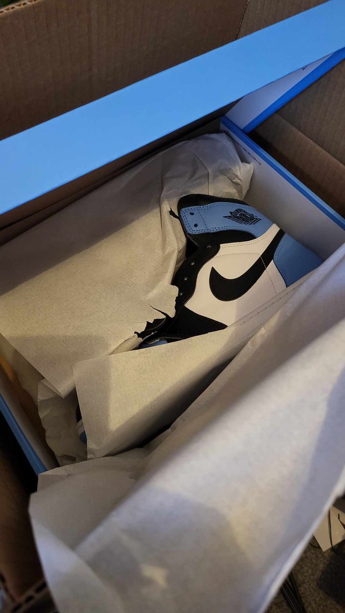TemjinAlpha's tweet image. Ay yo @snkr_twitr you remember then dark marina aj1's that went up on Nike? my size 12 just arrived LMFAO. My size 13 got cancelled.