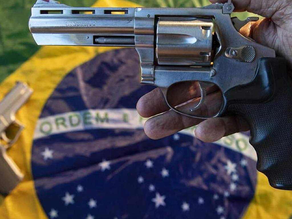 UHN_Plus's tweet photo. 🇧🇷 | ÚLTIMO MINUTO: El presidente de Brasil, Lula da Silva, firma un decreto que restringe el acceso a armas de fuego para los civiles. https://t.co/FVYPiEj5o6