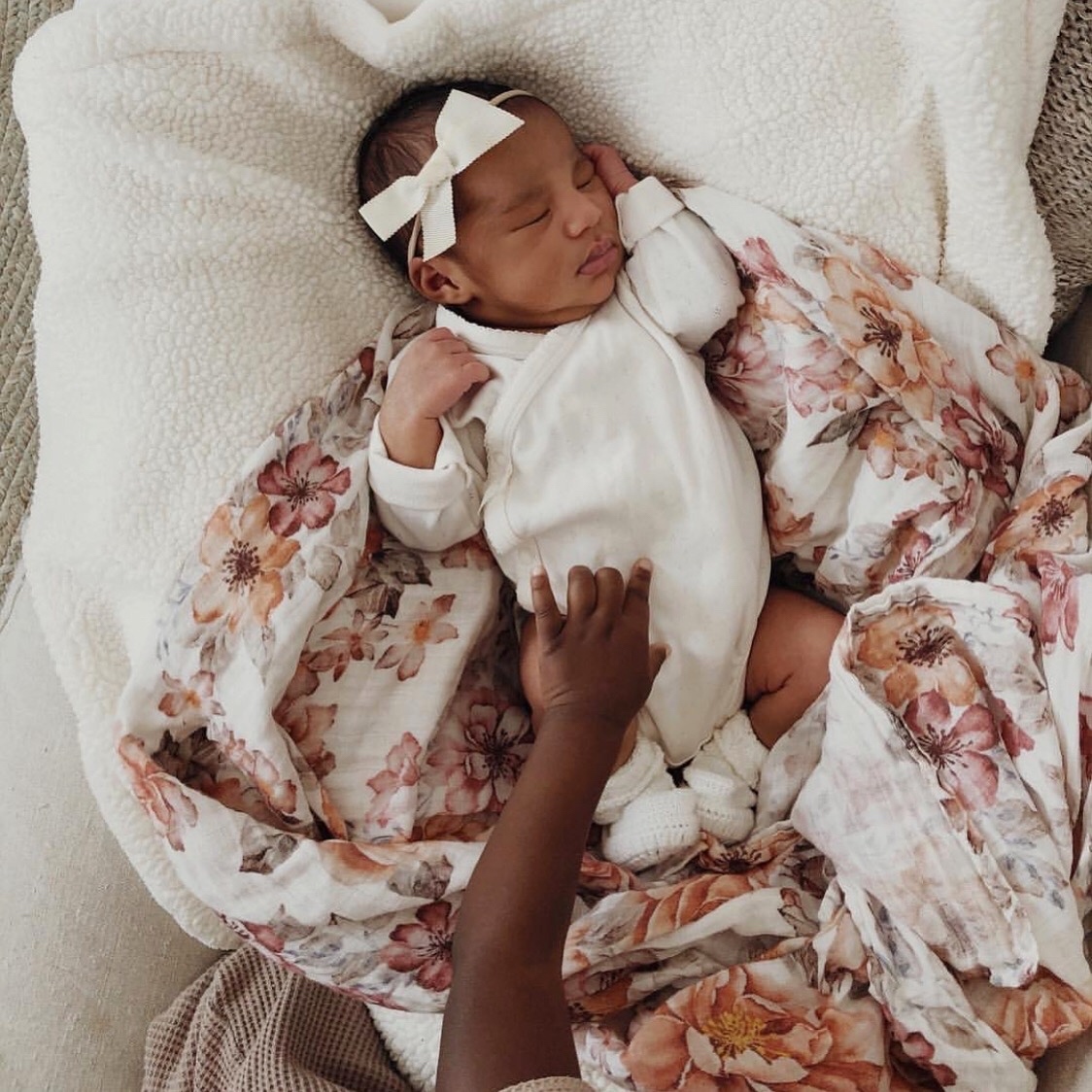 theminiscout's tweet photo. Still a favorite, a few years later! Our pretty sunset floral swaddle, named after the beautiful colors in this baby blanket 🌅 ⁠
⁠🛍️https://t.co/B5GZvew9Jg
⁠

#sunsets #florals #babyessentials #babygirl #sweetbabygirl #adorable #babypresent #sunsetfloralwhite #TheMiniWander https://t.co/Mr1sL5hkmV