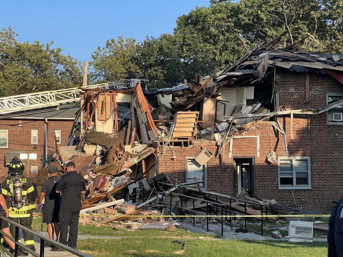 HAPPENING NOW: Crews respond to apartment building collapse on South Pine Ln. in Newark NJ with reported injuries. I’ll have more info at 10 p.m. on  <a href="/News12NJ/">News12NJ</a> #breakingnews #newark #essexcounty