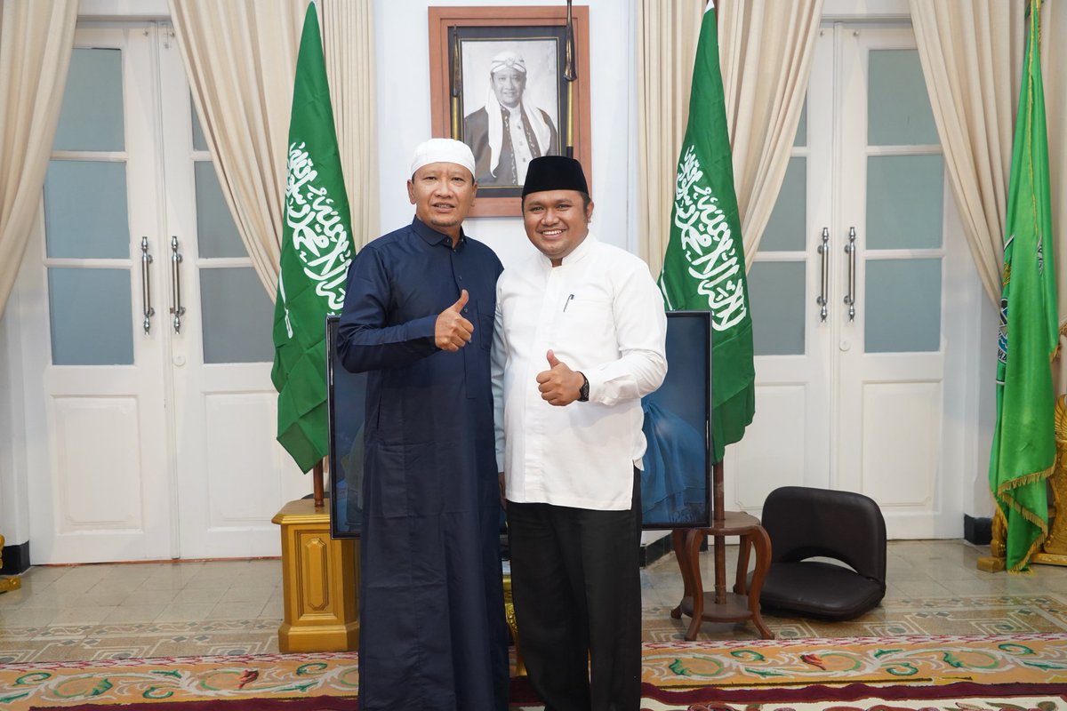 syukron_aby's tweet photo. Alhamdulillah, saget sowan dateng beliau Gus Dr. HM. Irsyad Yusuf, SE, MMA (Bapak Bupati Pasuruan)  beserta Ibu Hj. Lulus Irsyad Yusuf, SE yang baru saja pulang dari menunaikan Ibadah Haji, semoga menjadi Haji yang Mabrur dan semoga kita mendapat kan berkahnya. Amin https://t.co/qgLKHKqt6v