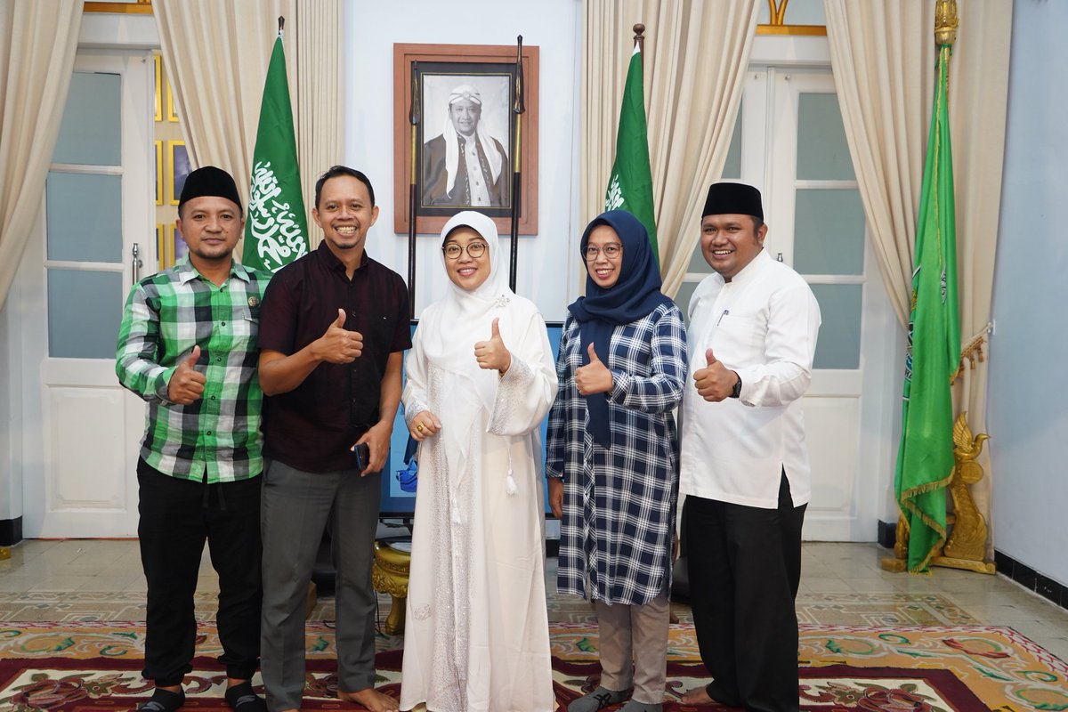 syukron_aby's tweet photo. Alhamdulillah, saget sowan dateng beliau Gus Dr. HM. Irsyad Yusuf, SE, MMA (Bapak Bupati Pasuruan)  beserta Ibu Hj. Lulus Irsyad Yusuf, SE yang baru saja pulang dari menunaikan Ibadah Haji, semoga menjadi Haji yang Mabrur dan semoga kita mendapat kan berkahnya. Amin https://t.co/qgLKHKqt6v