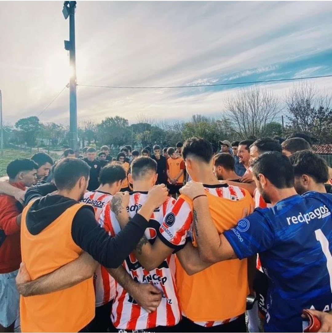 “𝙀𝙡 𝙘𝙖𝙢𝙞𝙣𝙤 𝙚𝙨 𝙡𝙖 𝙧𝙚𝙘𝙤𝙢𝙥𝙚𝙣𝙨𝙖”
Finalizado el campeonato solo me queda agradecer. En primer lugar a Rebo, un hermano que me dió la vida, quien confió en mí para sumarme al cuerpo técnico. Un profesional con todas las letras, apasionado por la profesión,