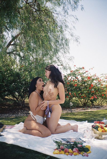 now playing with @TheRoxieSinner https://t.co/CysJJKUCq5<a class="tags" href="/tag/theroxiesinner">@theroxiesinner</a>