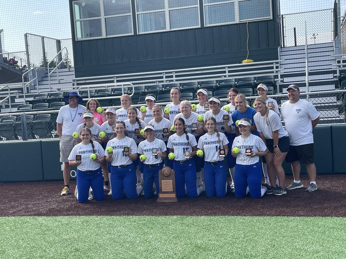 CS Softball tweet media