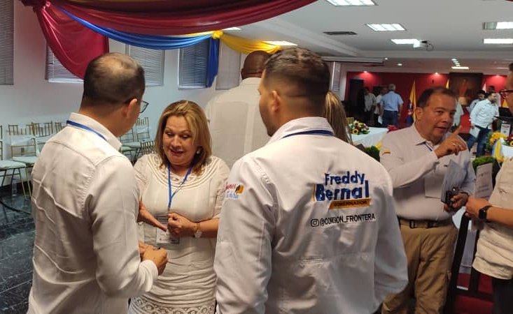 Sedebat_'s tweet photo. Todo un éxito el primer día del Foro Binacional Colombo-Venezolano con la presencia de autoridades de ambos países que nos reunimos para conversar sobre los Desafíos de la Reapertura Fronteriza después de 9 meses 
@NicolasMaduro
@FreddyBernal
@petrogustavo
@BermudezJoseA https://t.co/oKeFGobNF1