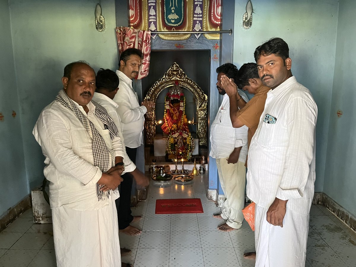 SaiLokeshKumar1's tweet photo. రాజంపేట మండలం వత్తలుూరు వడ్డేపల్లి గ్రామంలో రేణుక ఎల్లమ్మ జాతరలో పాల్గొనడం జరిగినది.

గ్రామంలోని ఆలయం వద్ద పూజలు నిర్వహించి అమ్మ అశీసులతో అందరు సుభిక్షంగా ఉండాలని ప్రార్థిస్తున్నాను.

@PurandeswariBJP https://t.co/HzgtskY9Mq