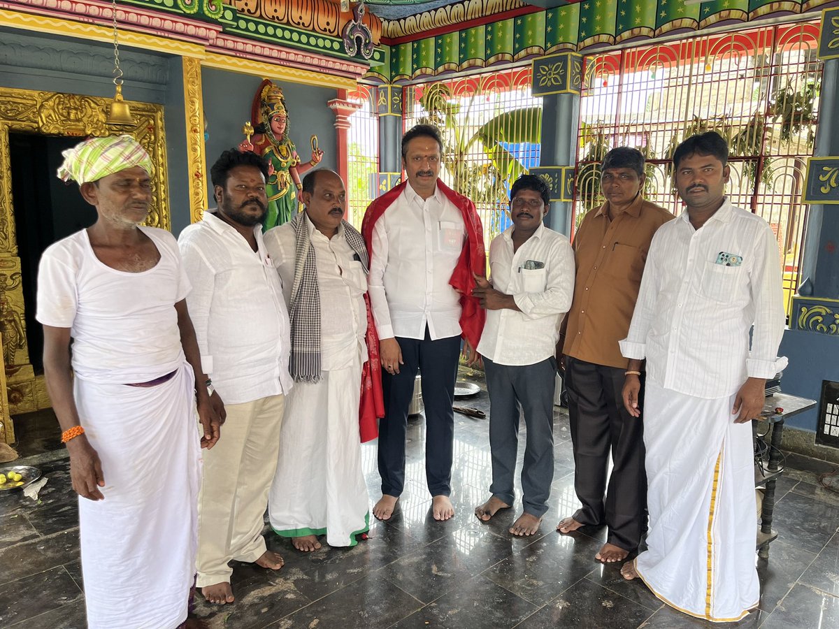 SaiLokeshKumar1's tweet photo. రాజంపేట మండలం వత్తలుూరు వడ్డేపల్లి గ్రామంలో రేణుక ఎల్లమ్మ జాతరలో పాల్గొనడం జరిగినది.

గ్రామంలోని ఆలయం వద్ద పూజలు నిర్వహించి అమ్మ అశీసులతో అందరు సుభిక్షంగా ఉండాలని ప్రార్థిస్తున్నాను.

@PurandeswariBJP https://t.co/HzgtskY9Mq