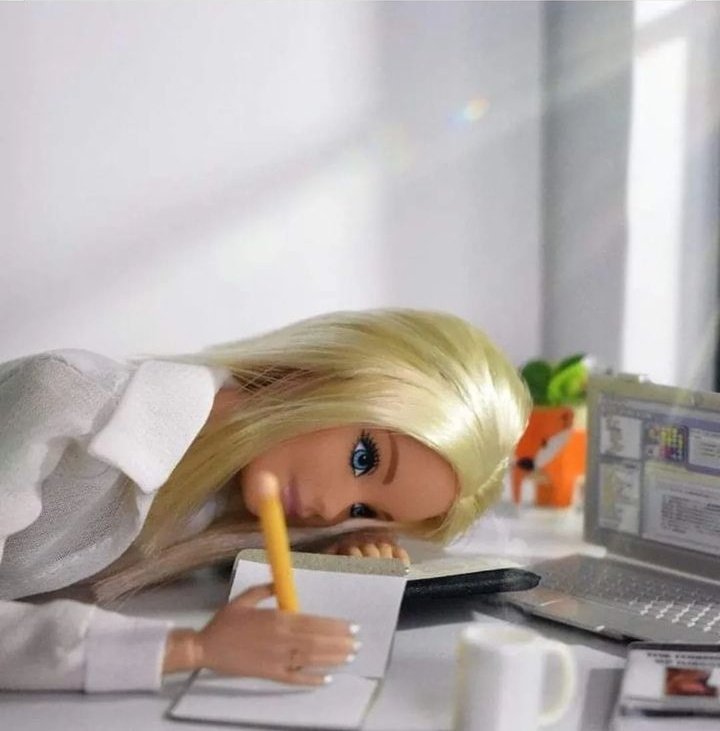 Tefagoal1's tweet photo. Soy la Barbie que necesita ayuda con su tesis. 😵 https://t.co/x7E1YFCF8k
