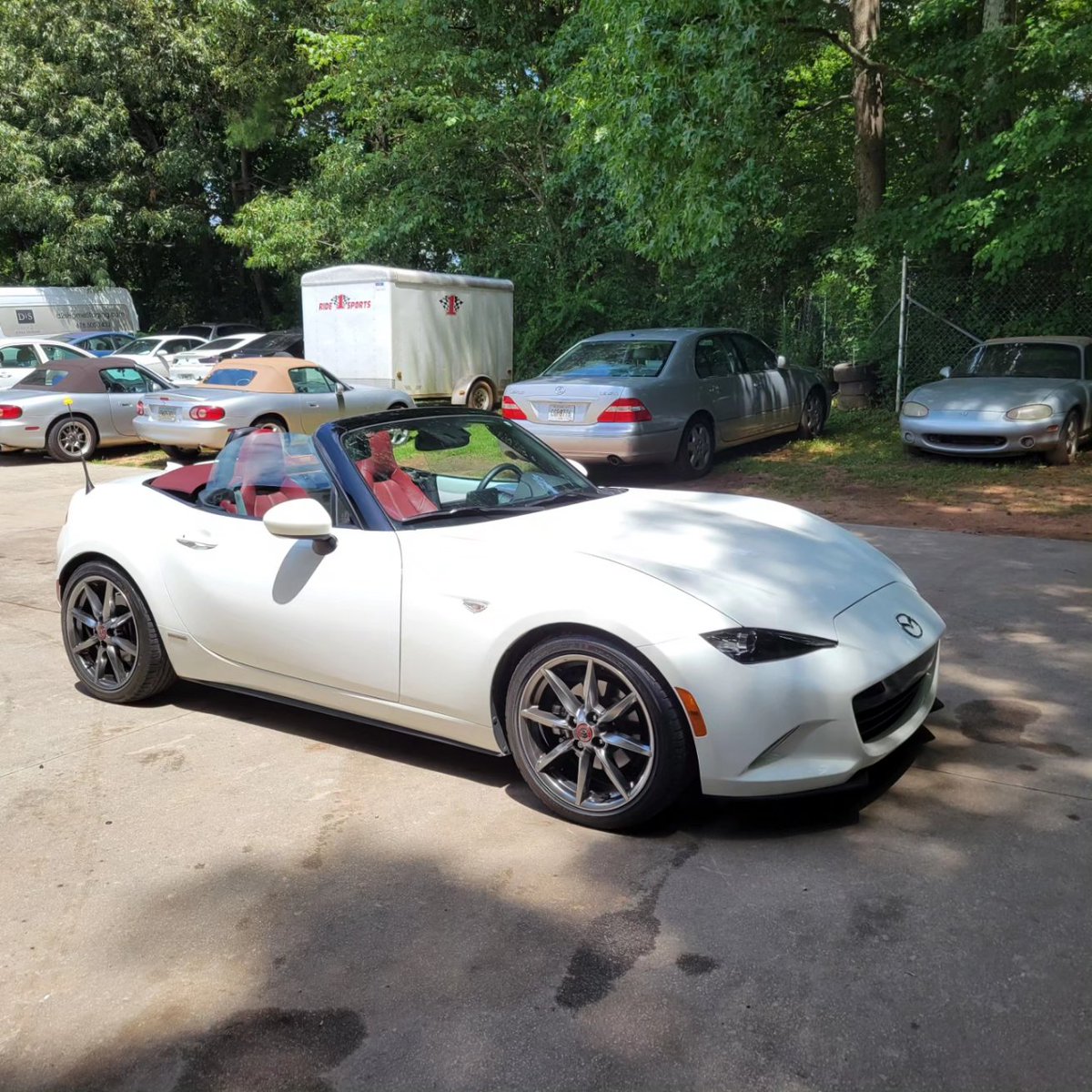 ALWMiata's tweet photo. サスペンションからオイル漏れを保証で交換!😆
お客さんがいっぱいいて、ピザやビール、ドーナツまであってパーティー!🥳
リアのグリップが上がる様に下げて良い感じ!🤩
減衰調整もカバーから出して調整もしやすく!😆
R Speed 、Fortune auto 、最高!🥳
#ロードスター #fortuneauto
#rspeed https://t.co/5sBwlHIqEF
