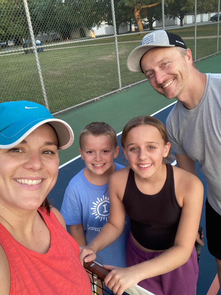 ClimateMolly's tweet photo. Enjoying this beautiful evening in Champaign IL before the heat next week! ๐พ ๐
#MidwestSummer #familytime https://t.co/QaCjq1tbb3