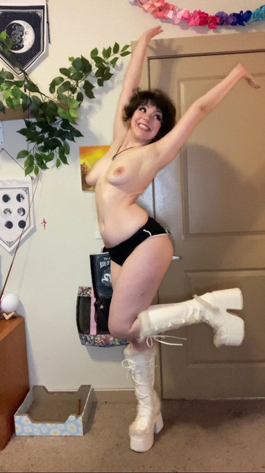 why did i do this pose  i look like a figure skater https://t.co/nPysfqkIFw