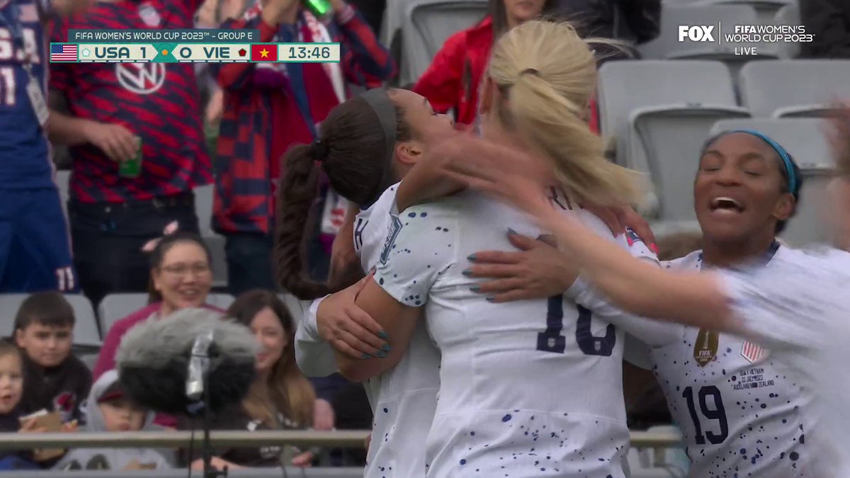 GOOOOOOOOOOAAAAAAAL!!! SOPHIA SMITH scores for #USA

 https://t.co/5AWCv4Ev1B