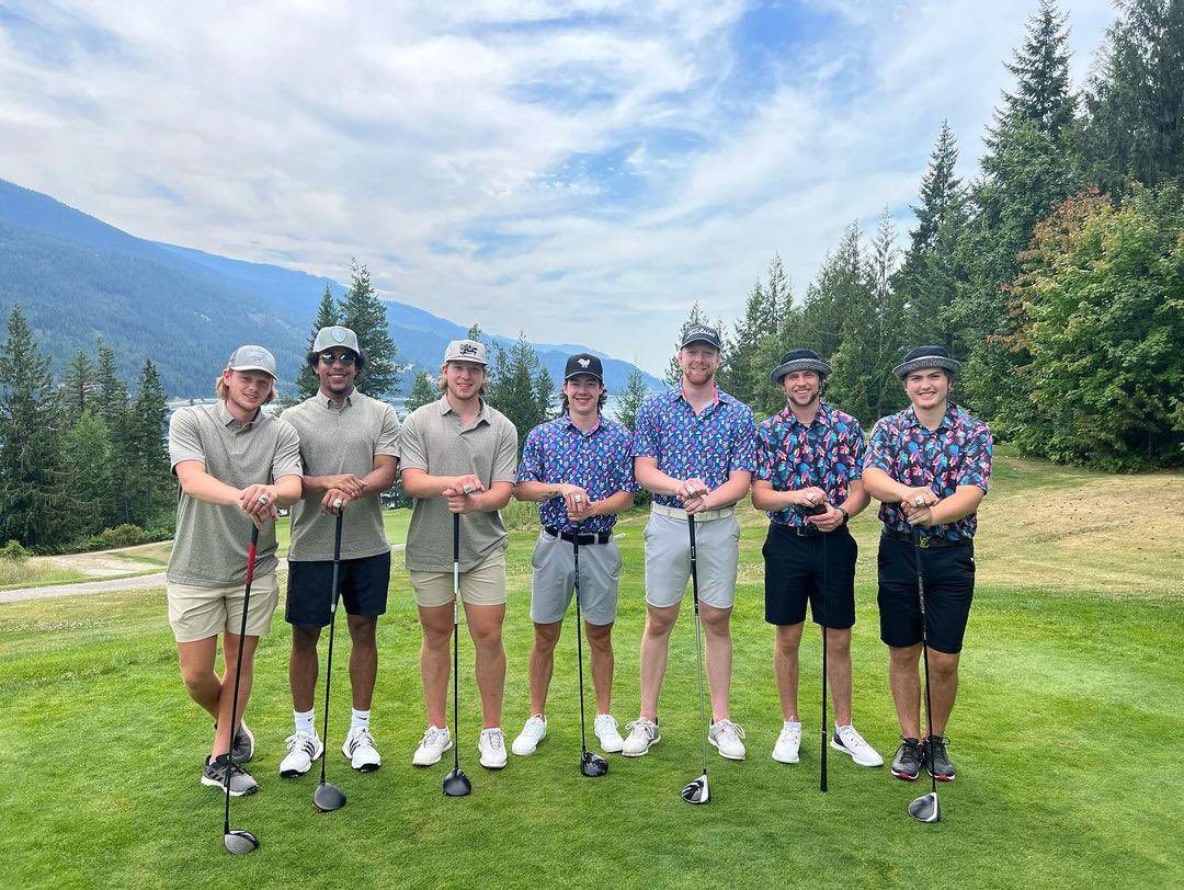 Rumour has it, wearing a 2022 WHL Championship ring while you golf adds 10 yards to every drive you hit. 🏌️ Carter Souch, Justin Sourdif, Jake Neighbours, Jalen Luypen, Luke Prokop, Tyler Horstmann and Josh Williams can confirm this.