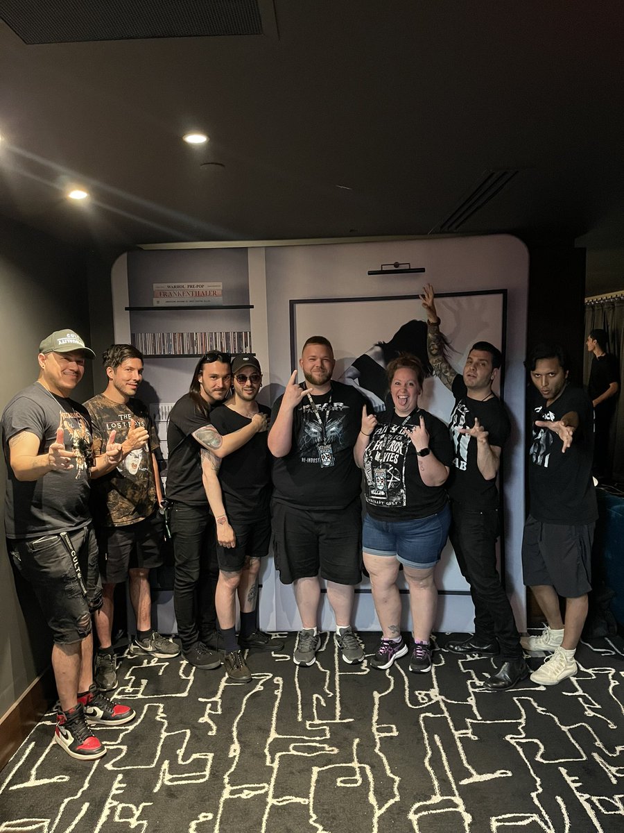 lange_kellie's tweet photo. Best. Birthday. Ever! It was great meeting you guys! Excited to rock out! 🤘🏼
@JLange113 @spencerink @ICENINEKILLS @DocCoyle https://t.co/IgSmvL0v5o