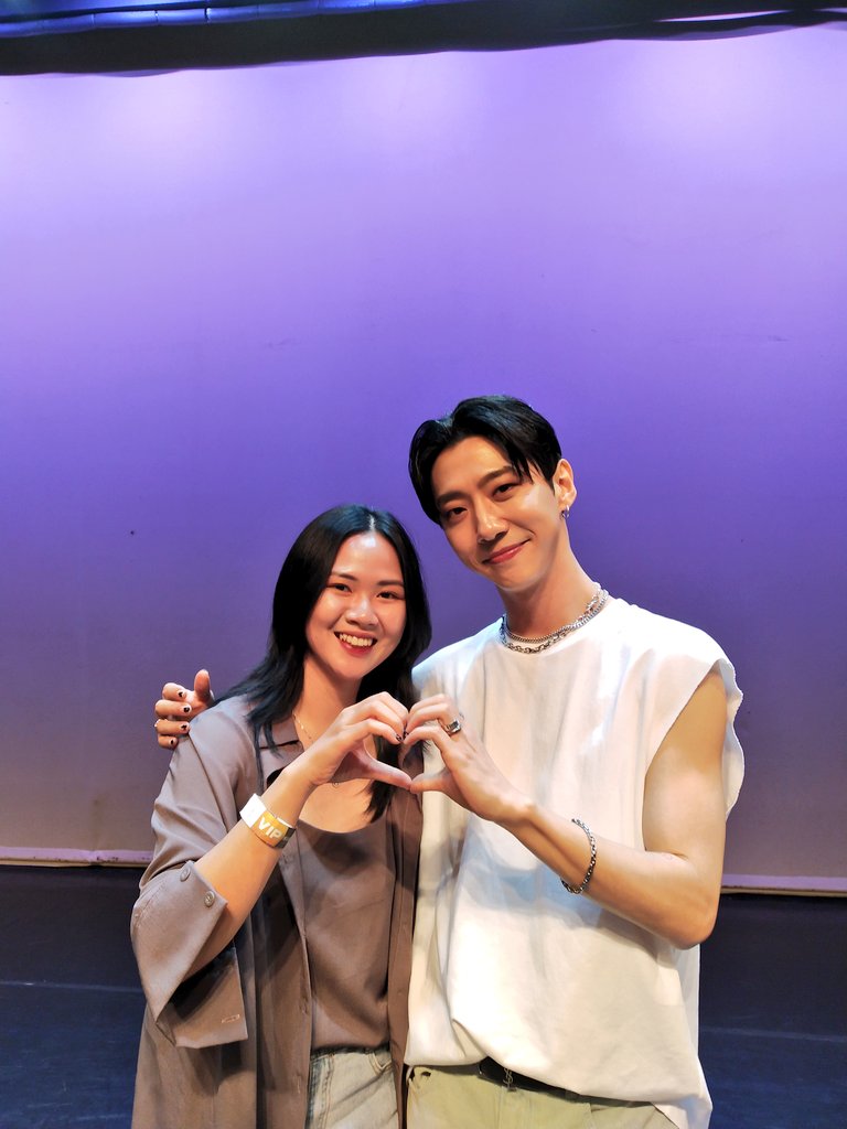 707__Jun's tweet photo. 🥺 Come from 🇮🇩 to 🇲🇾 for the first time alone just to meet him💚 that night was so amazing🤧 Terima kasih💚💚💚💚💚💚 @BAP_Bangyongguk #BangYonggukinKL #THECOLORSOFBANG_KL #THECOLORSOFBANG_ASIA #BangYongguk #방용국 https://t.co/RXTAgWOTKq