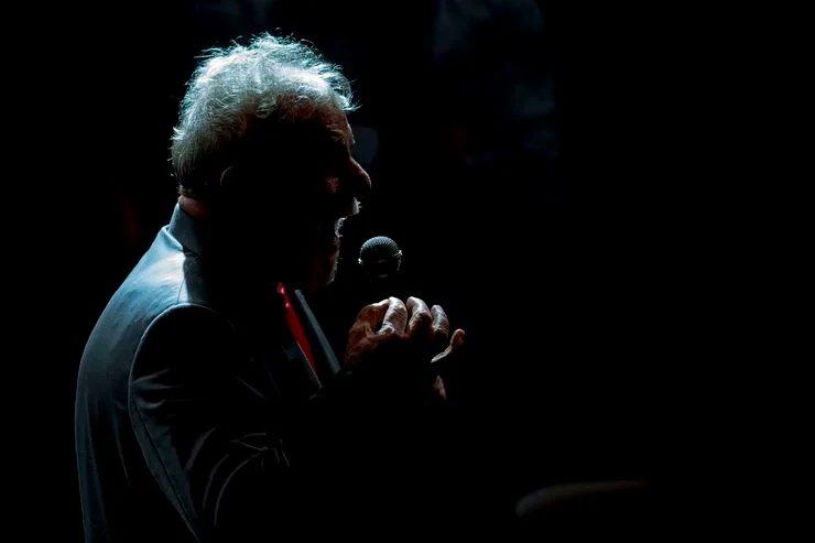Arthurvneto's tweet photo. Vi o "pacote da democracia", anunciado por Lula, representando seus acólitos do ódio e da pequenez. Falcões mirins!. Quem mais tem atentado contra a democracia é, precisamente, o próprio presidente amargo, rancoroso e ativo turista do nada.

Governo que troca ministérios por votos, que não tem lisura no trato com parlamentares e, menos ainda, com o povo brasileiro. Gabinete frágil, política econômica desastrada, política externa além do ridículo.

De democrata não tem nada. Irracional e autoritário, folclórico, festivo, rancoroso, tudo ao mesmo tempo.
Governo que não governa e nem suporta críticas. Amigo de ditaduras, num misto de perversidade e alienação.

O que desejam com esse pacote descabido? Impor medo a quem dele discorda? Calar vozes, cercear o direito de livre expressão? Pois não tenho medo de nenhuma grosseria dessas.Não calarei. Enfrentei todos os generais que se revezaram no poder, entre 1964/84. Não recuaria agora diante de arreganho vergonhoso e desmoralizante.

Tem gente com medo de ministros da Corte Suprema. Ora, sempre a vi como o recurso mais nobre da justiça. Se deixarem de ser, não hesitarei em criticar qualquer um, no tom que se fizer necessário.

Tenho amigos queridos lá, que não deixaria jamais de criticar, na hora em que essa crítica se fizesse, ou se fizer, uma exigência da honra, da convicção de que a democracia não pode ser prostituída por ninguém, pela convicção que tenho de que minha vida está à disposição de sicários que matam com a caneta. Mas a democracia não estará jamais à disposição de ninguém.

Pela certeza de que poder excessivo não dura muito. E repito: não temo poder caricato de ninguém. A nação inteira deve repudiar esse "pacote" da mesquinharia, da covardia, do abuso de autoridade, antidemocrático dos pés à cabeça

Povo não pode ir às ruas protestar contra incompetência, corrupção, desvios de toda sorte dos amigos que pagam contas, dos favores, de seguidos tapas na cara da Constituição, das liberdades e do dever de lutar pela normalidade e pelo silêncio de déspotas pouco esclarecidos?. Vamos lá! Luta  é pra ser lutada. Melhor riscos serem de quem luta e diz um NÃO altivo e irretratável a abusos que nos travam a respiração!