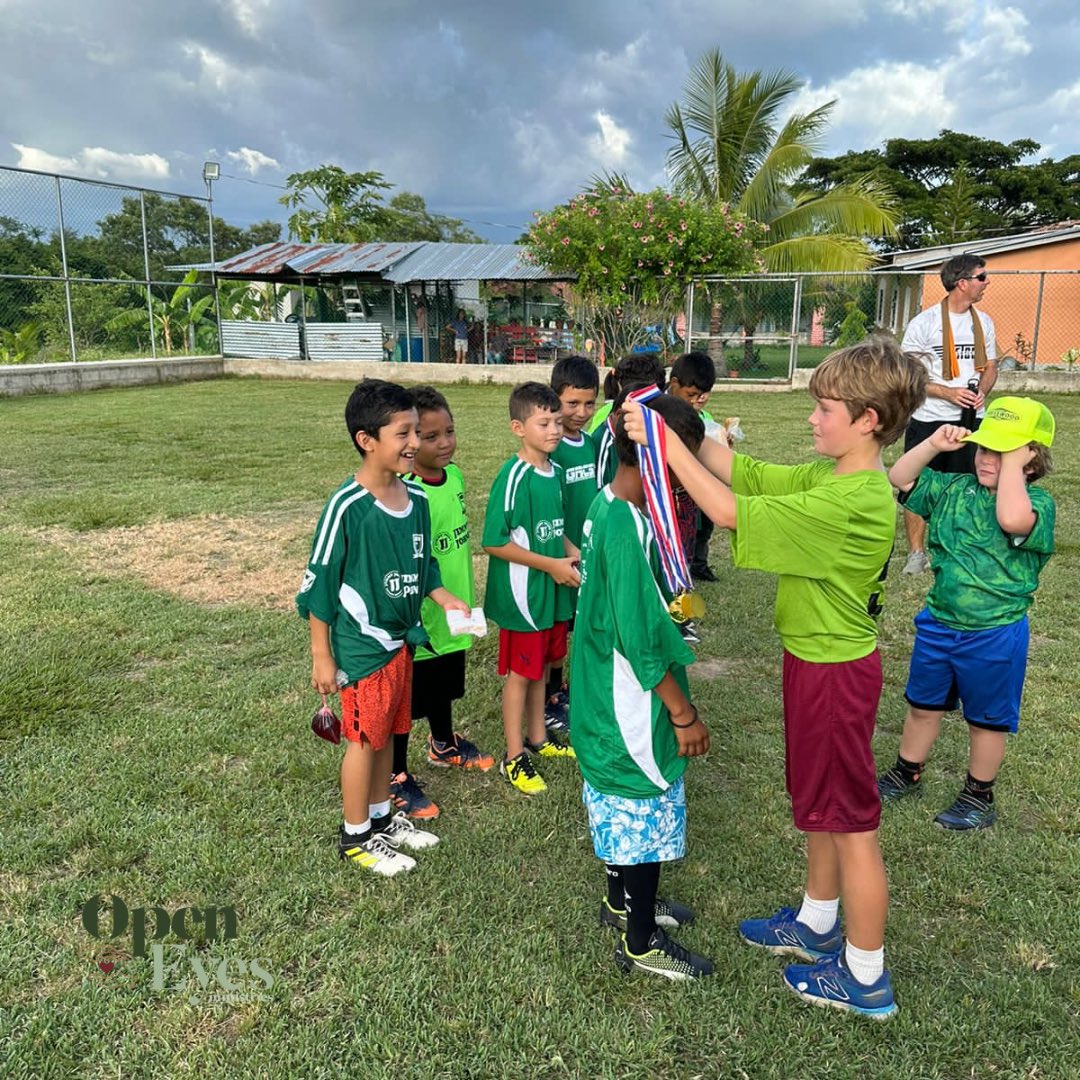 Update: today we spend the day in the great community of “Ojo de Agua,” Comayagua, with the North Cleveland Baptist Church team. What a blessed day! 🙏🏻✨

#NCBC #Kids #soccergame #soccer #missionteam #missiontrip #Honduras #Comayagua #Ojodeagua #oem #moa #Openeyesministries #USA