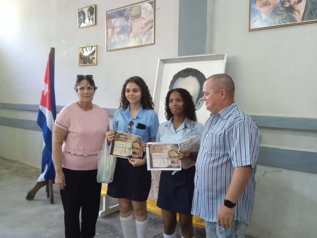 Estudiantes de preuniversitario en #CabaiguánEduca recibieron los títulos que los acreditan como Bachiller en acto de graduación de estudiantes de 12mo grado. Estos jóvenes consiguen el primer objetivo en su camino hacia la universidad.#SanctiSpíritusEnMarcha #Cuba