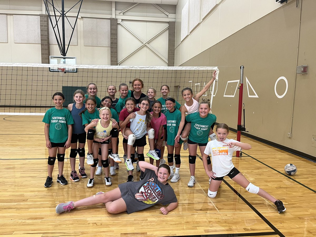 LSWVB's tweet photo. LSW Volleyball Clinic ✅💪🏼🏐 

My favorite part is always watching the high school athletes teach the middle school athletes all they know! The joy in the gym playing a game we all love! Nothing better! 

GO HAWKS! 💚 https://t.co/N8NOFMzHOF