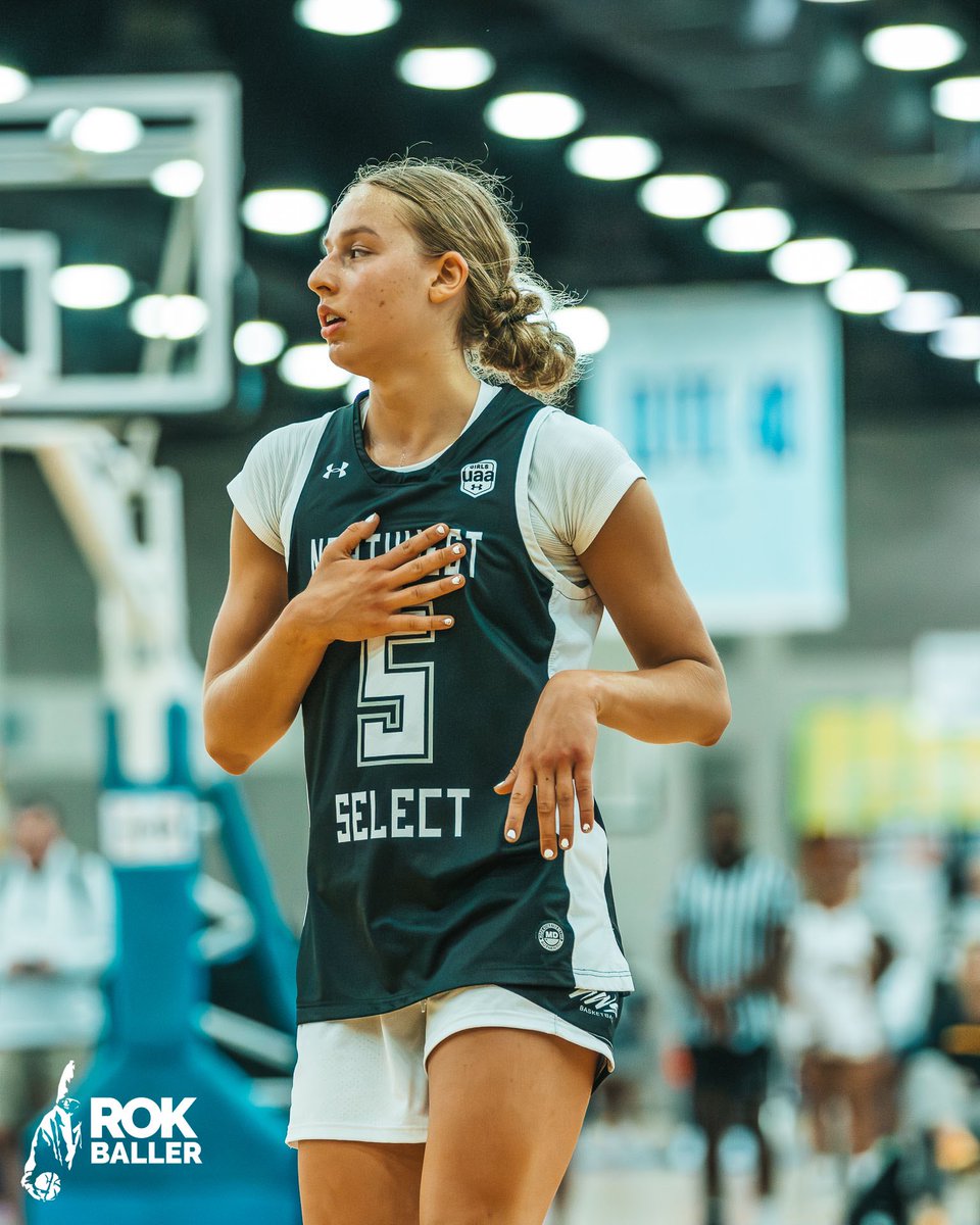 NWSelect's tweet photo. Almost go time 🕘

#AsOne https://t.co/VkJhdonc9Q